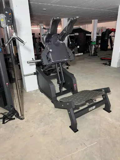 Jaca V-Squat Titanium Strength